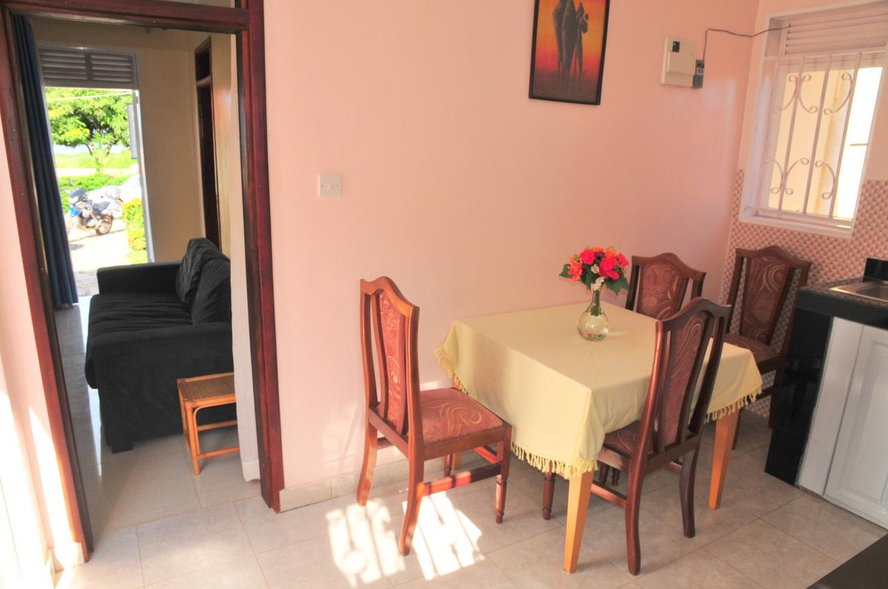 Victoria Lake View Guesthouse & Safaris Entebbe Exterior foto