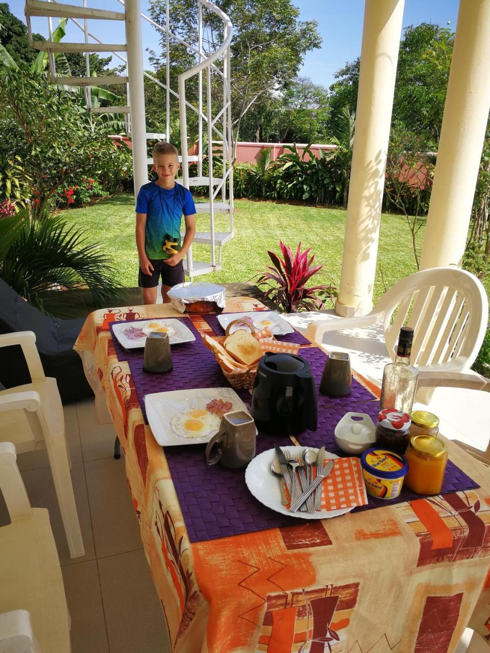 Victoria Lake View Guesthouse & Safaris Entebbe Exterior foto